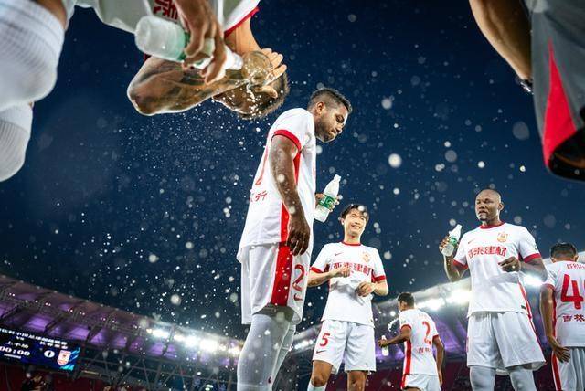 开云官方网-包含今夜中超焦点战；萨克拉门托国王篮板制胜；气氛紧张；轮换策略成焦点的词条